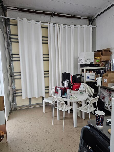 More Photos Of 2420-2426 N Dixie Hwy, Wilton Manors Light Distribution For Lease