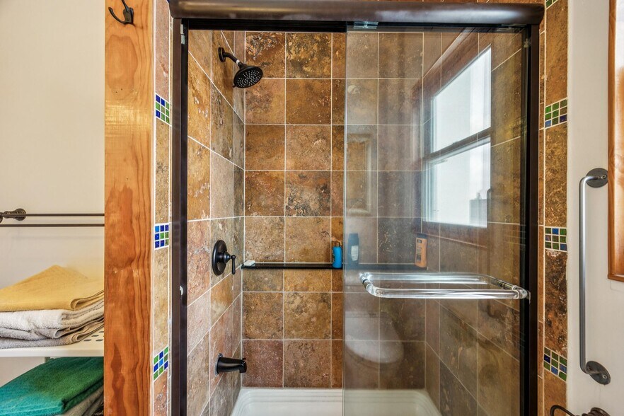 More Photos Of 356-360 24th St, Oakland Flex For Sale