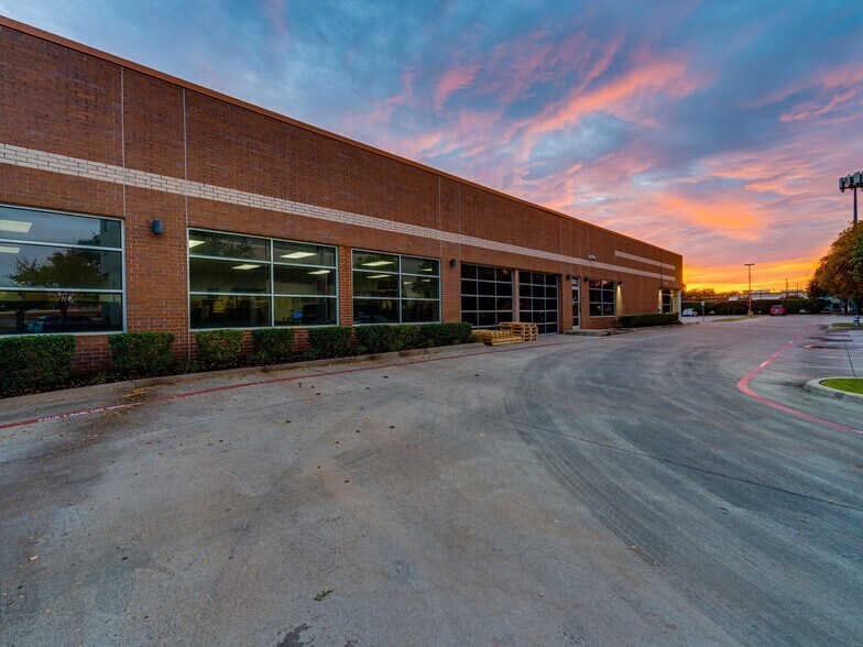 More Photos Of 689 Airport Fwy, Hurst Office For Lease