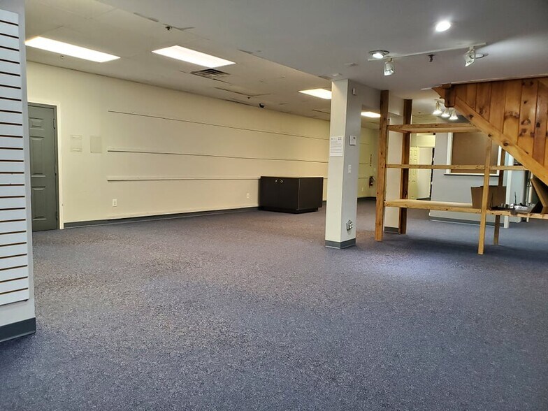 More Photos Of 122 Turnpike Rd, Westborough Unknown For Lease