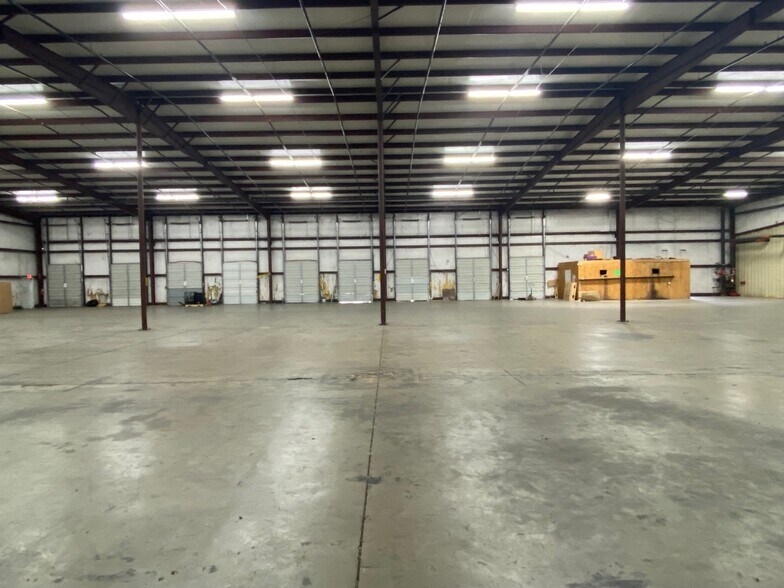 More Photos Of 1715 McCullough Blvd, Tupelo Flex For Lease