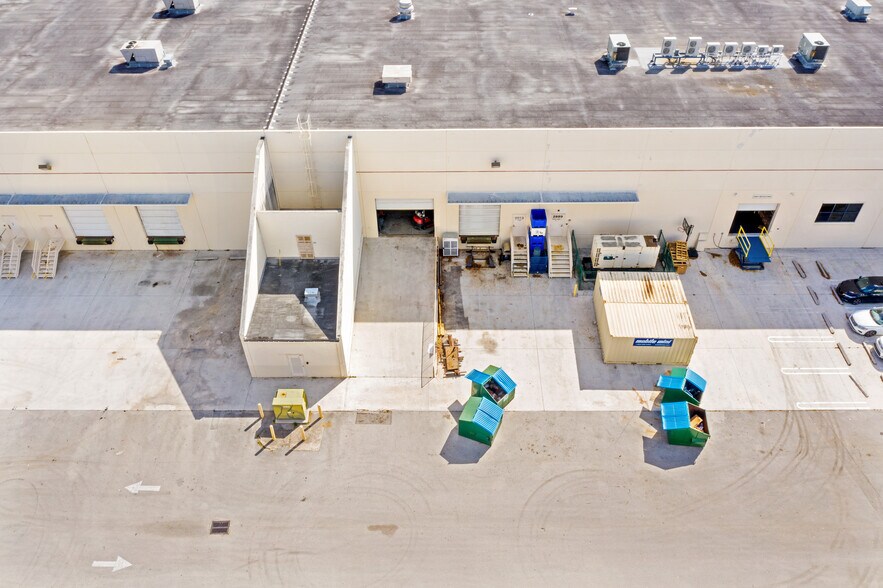 More Photos Of 2805-2889 N Commerce Pky, Miramar Distribution For Lease