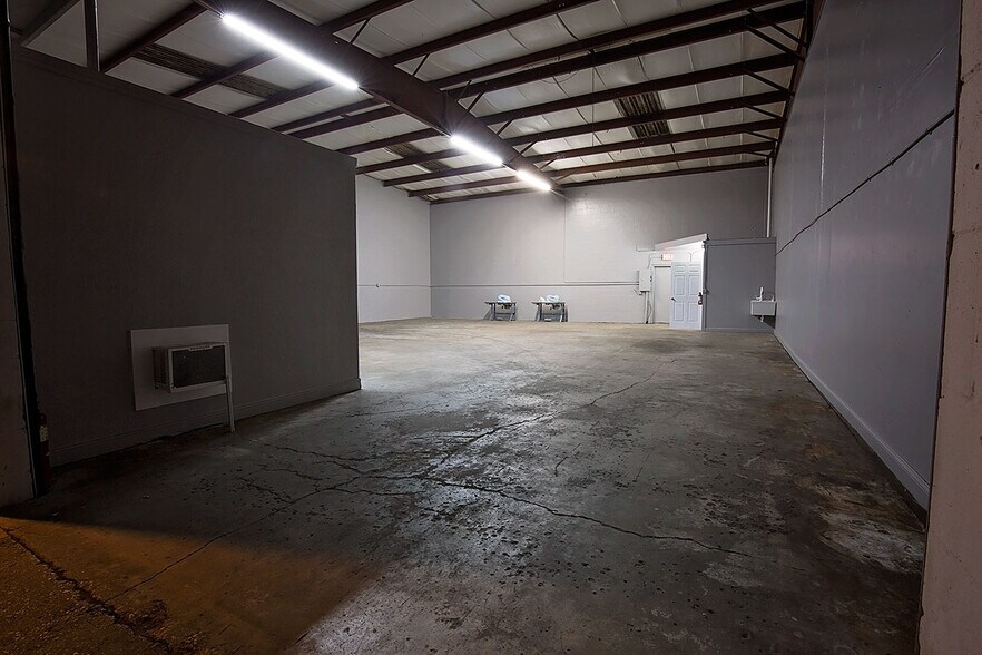 More Photos Of 1010 Park Ct, Safety Harbor Warehouse For Lease