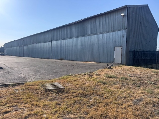More Photos Of 6109-6165 N Winton Way, Winton Warehouse For Lease