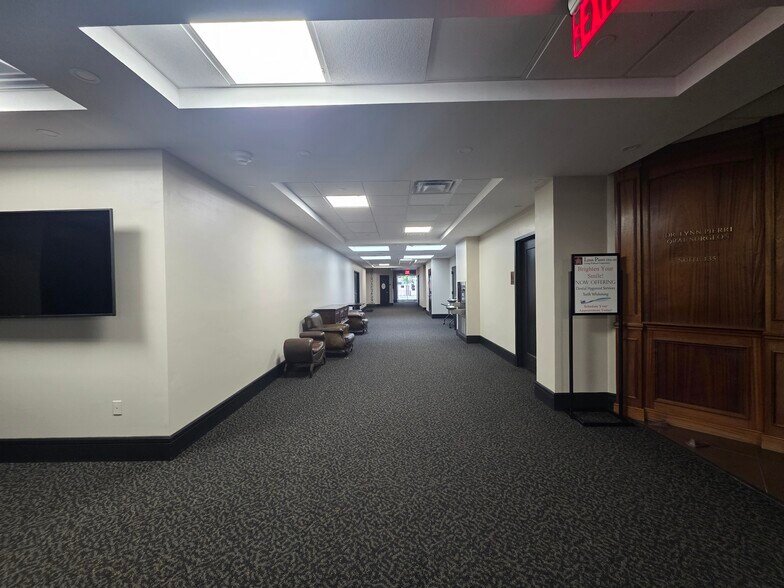 More Photos Of 400 Townline Rd, Hauppauge Office For Lease