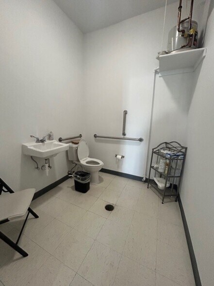 More Photos Of 801-809 W Central Ave, Carlisle Storefront For Lease