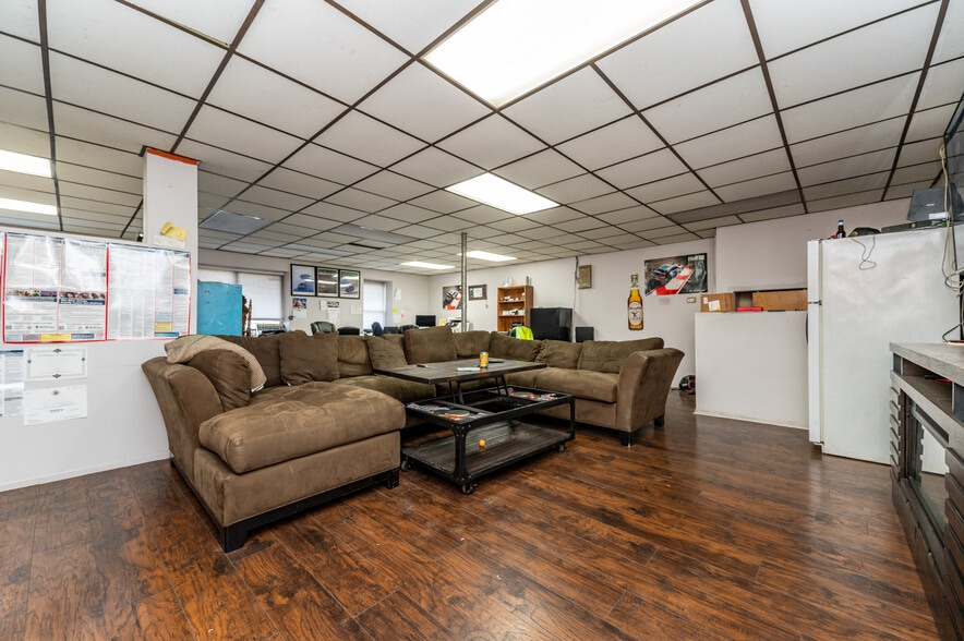 More Photos Of 335-337 E Jersey St, Elizabeth Distribution For Sale