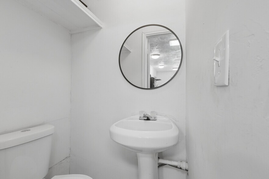 More Photos Of 2205 Strawberry Rd, Pasadena Flex For Sale