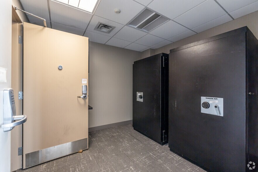 More Photos Of 8115 Highland Pointe Dr, West Chester Bank For Sale