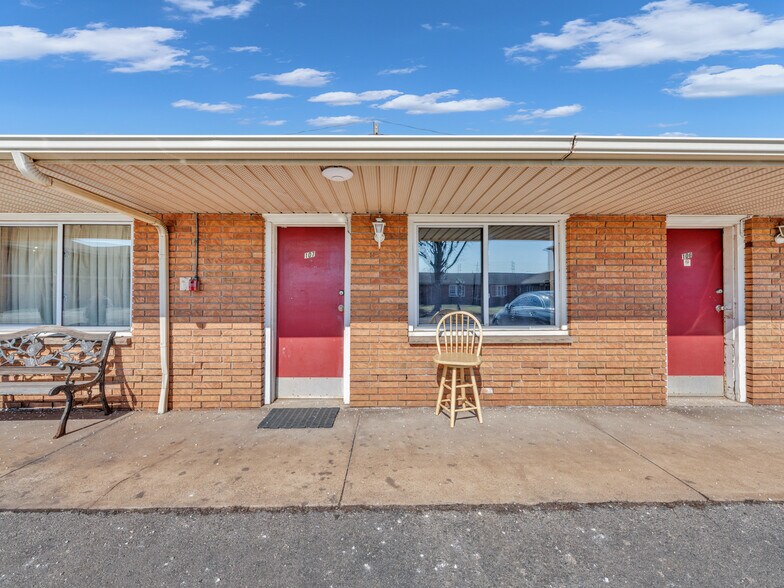 More Photos Of 2889 Howard Av, Windsor Hotel For Sale