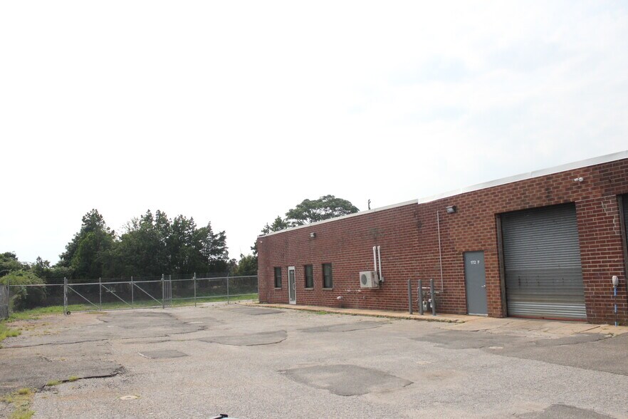 More Photos Of 172 Cabot St, West Babylon Warehouse For Lease