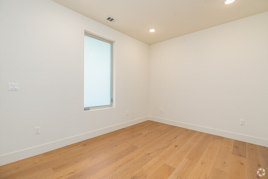 More Photos Of 2000 N Beachwood Dr, Los Angeles Apartments For Sale