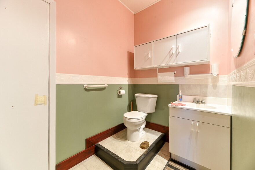 More Photos Of 228 Centre St NE, Langdon Flex For Sale