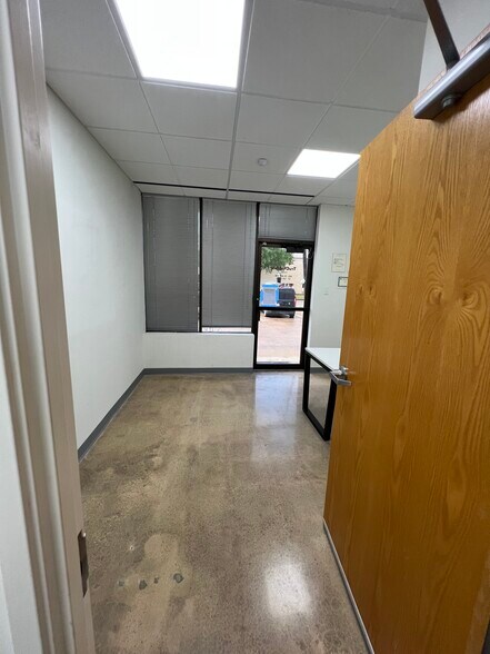 More Photos Of 11150 Morrison, Dallas Showroom For Sale