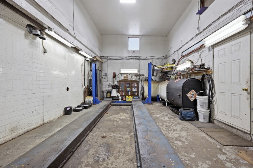 More Photos Of 2910 Louisiana Ave, Niagara Falls General Retail For Sale