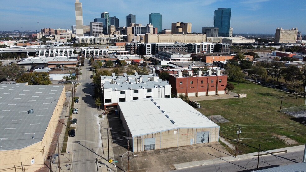 More Photos Of 828 W Broadway Ave, Fort Worth Warehouse For Lease