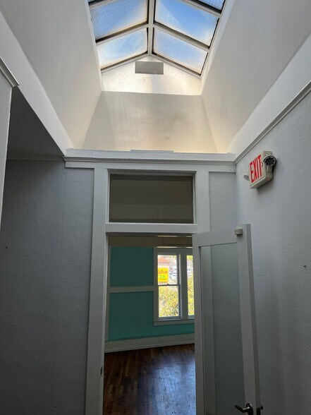 More Photos Of 1645 N La Brea Ave, Los Angeles Storefront Retail Office For Lease