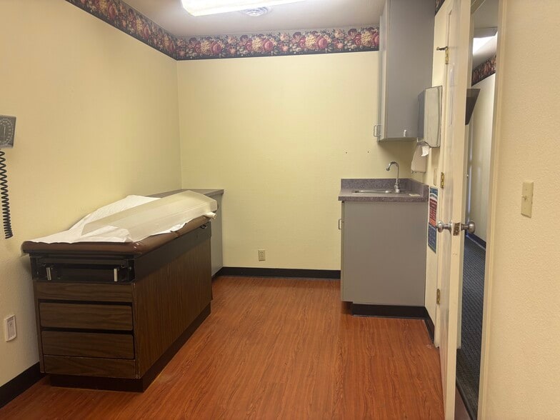 More Photos Of 5106 Hill Rd E, Lakeport Medical For Lease