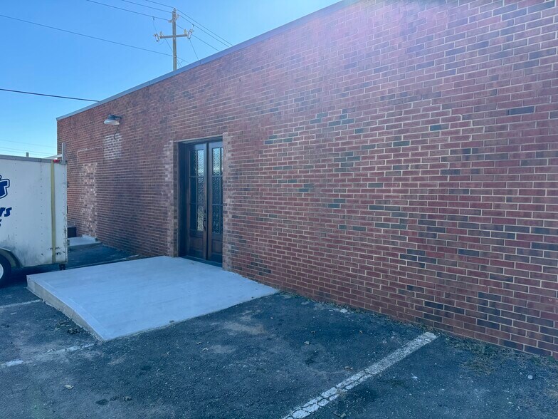 More Photos Of 705 Pershing Rd, Raleigh Showroom For Lease