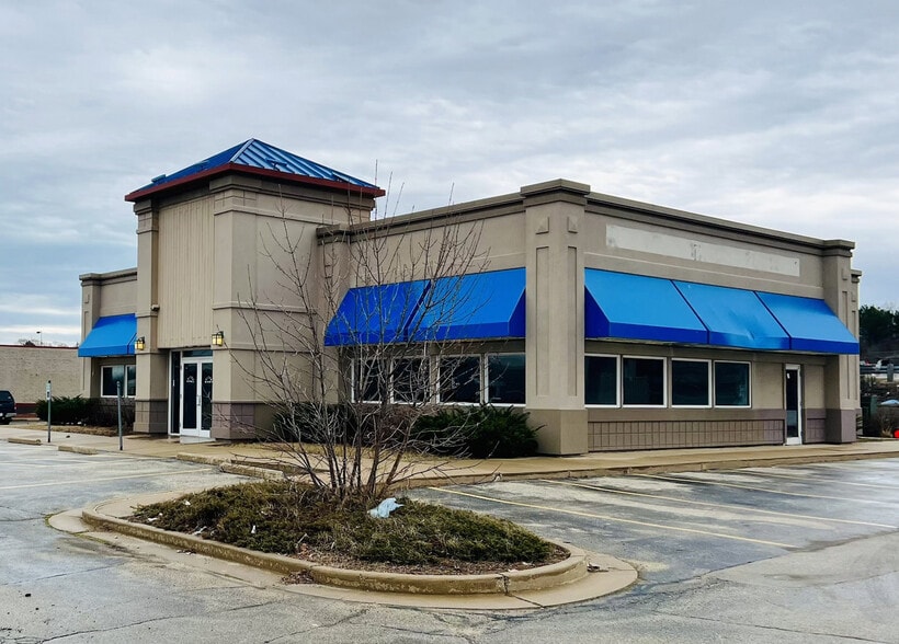 Primary Photo Of 8101 W Brown Deer Rd, Milwaukee Restaurant For Lease