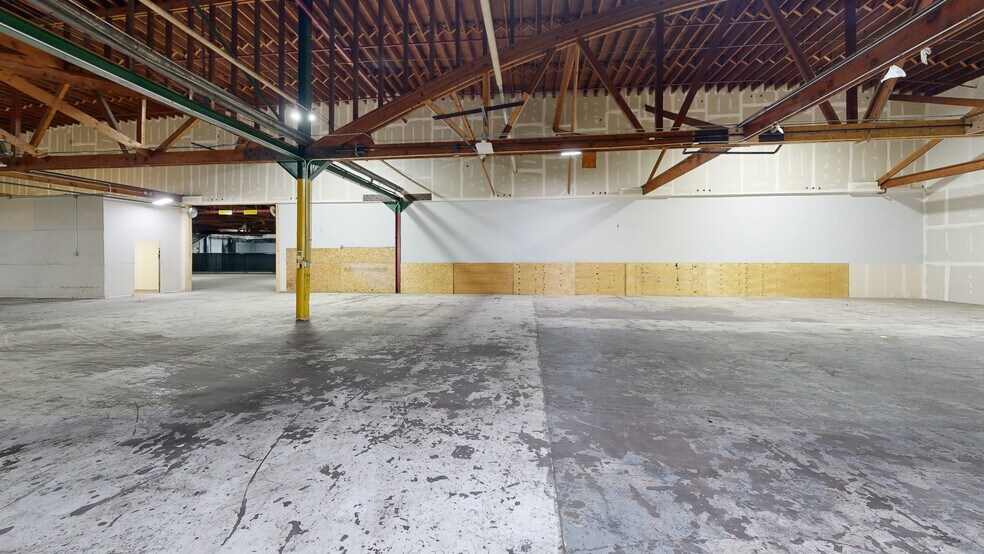 More Photos Of 920 Cedar Ave, St Charles Light Distribution For Lease