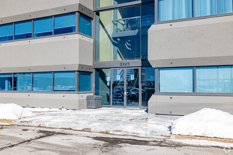 More Photos Of 2285 Av Francis-Hughes, Laval Flex For Lease