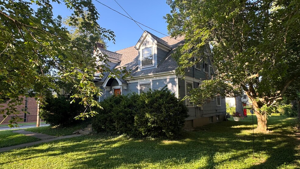 Primary Photo Of 701 S Rawlings St, Carbondale Apartments For Sale