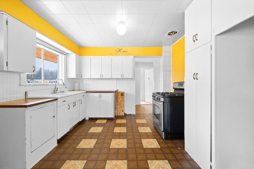 More Photos Of 175 Rogue River Hwy, Gold Hill Office For Sale