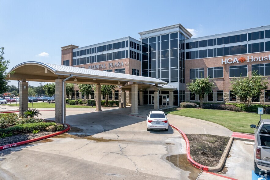 More Photos Of 10970 Shadow Creek Pky, Pearland Medical For Lease