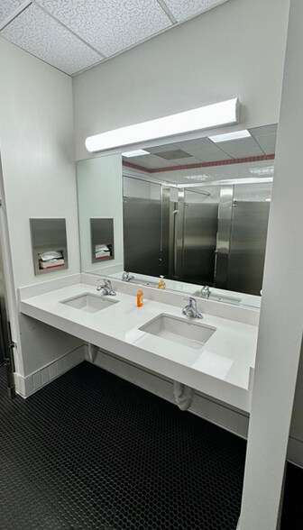 More Photos Of 9505-9541 Mason Ave, Chatsworth Manufacturing For Lease