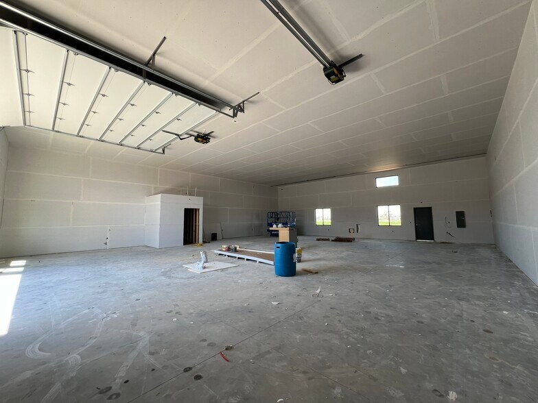 More Photos Of 5700 W Clairemont Dr, Appleton Flex For Lease