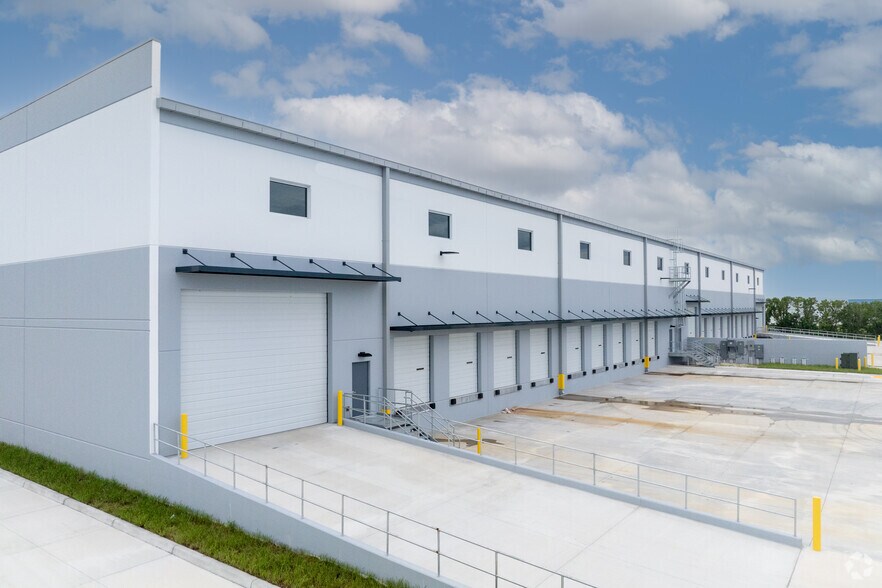 More Photos Of 14520 Global Pky, Fort Myers Warehouse For Lease