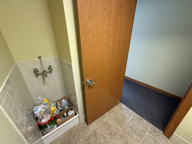 More Photos Of 301 Peterson Rd, Libertyville Medical For Lease