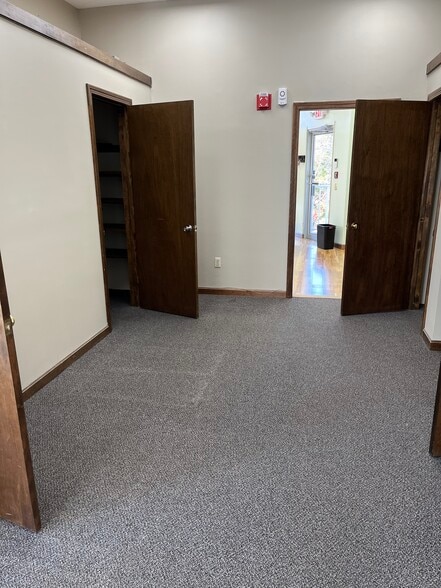 More Photos Of 21 Mohawk Trl, Greenfield Unknown For Lease