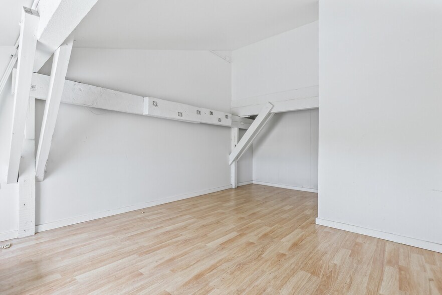 More Photos Of 5816 SE Foster Rd, Portland Flex For Lease