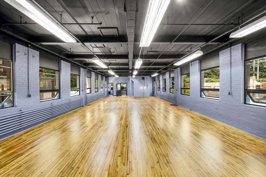 More Photos Of 300 Riverside Ave, Bristol Manufacturing For Sale