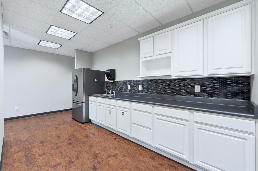 More Photos Of 2150 N Pointe Dr, Warsaw Office For Lease