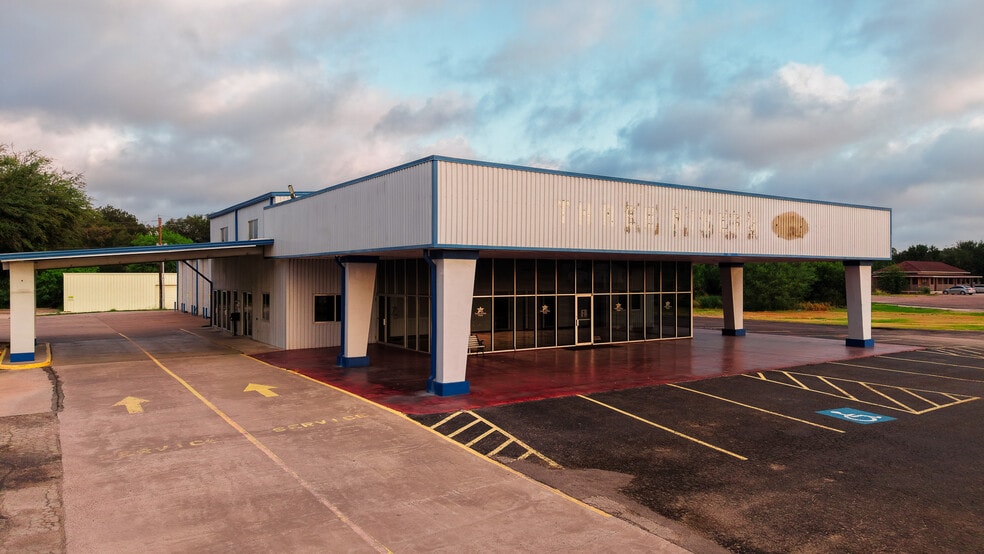 More Photos Of 905 N Harborth Ave, Three Rivers Auto Dealership For Lease