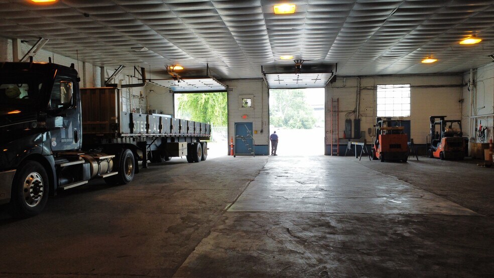 More Photos Of 164-168 Montgomery St, Albany Distribution For Sale