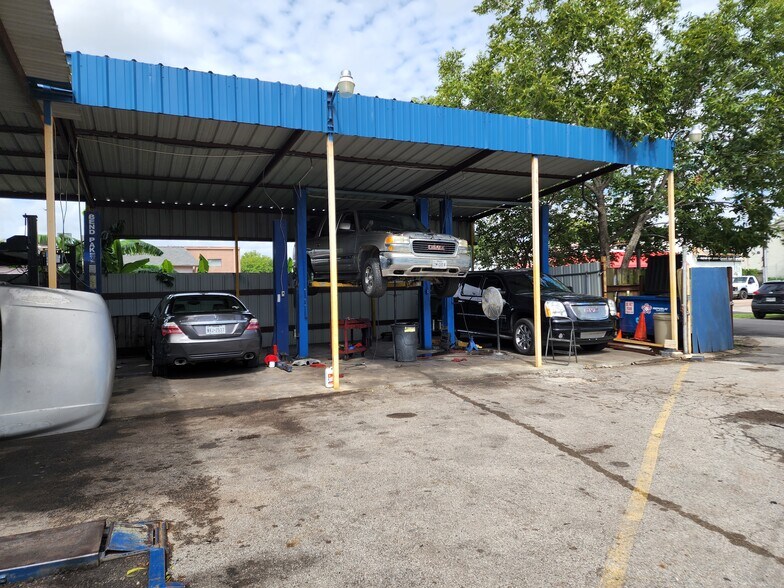 More Photos Of 8921 Daffodil Ave, Houston Auto Repair For Lease
