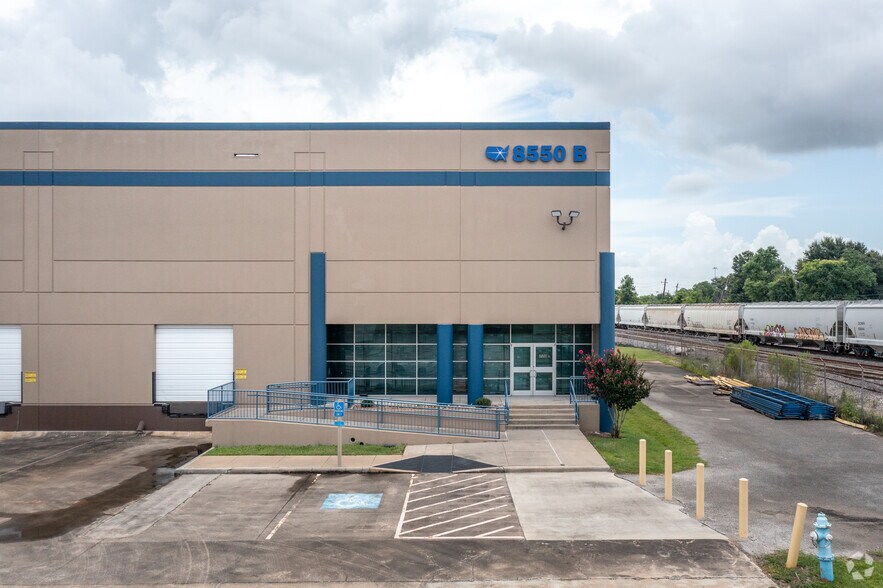More Photos Of 8550 Market St, Houston Warehouse For Lease