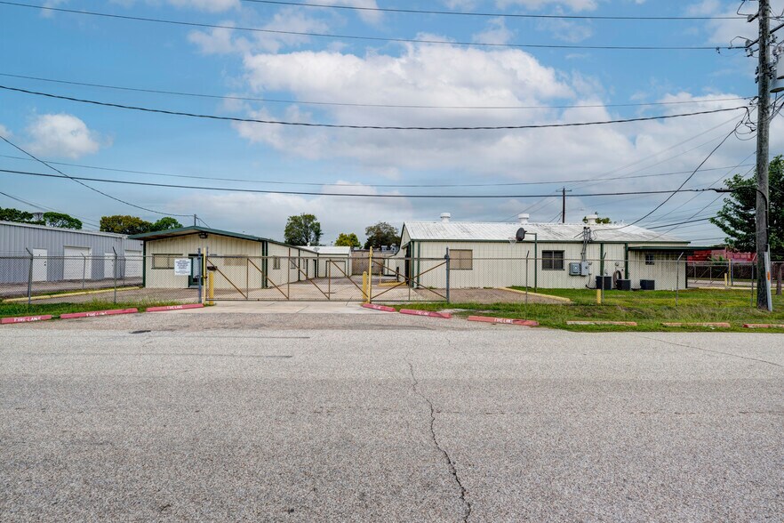 More Photos Of 10206 Georgibelle Dr, Houston Warehouse For Lease