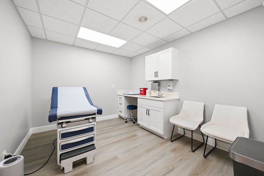 More Photos Of 1801 SE Hillmoor Dr, Port Saint Lucie Medical For Lease