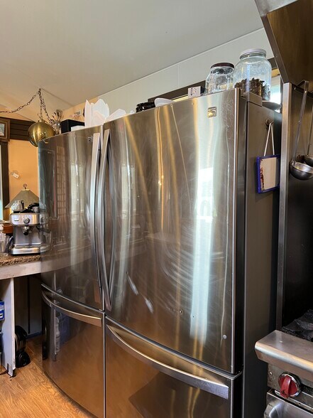 More Photos Of 1311 Bay Ave, Ocean Park General Retail For Sale