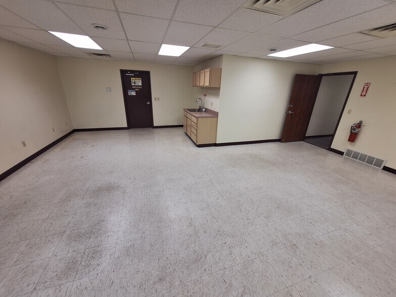 More Photos Of 909 34th St N, Fargo Warehouse For Lease