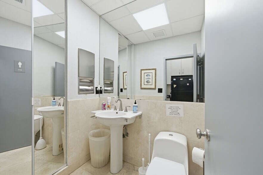 More Photos Of Sans Souci Blvd, Miami Office For Sale