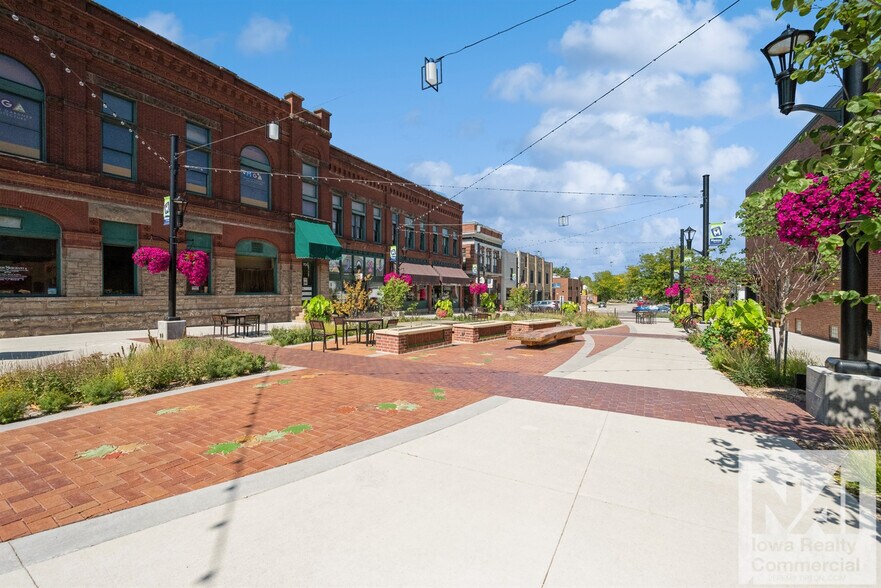 More Photos Of 1000-1030 7th Ave, Marion Freestanding For Lease