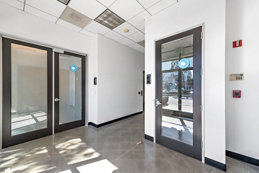 More Photos Of 25 Orchard Rd, Lake Forest Office For Lease
