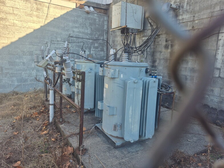 More Photos Of 400 S Gray St, Albany Manufacturing For Sale