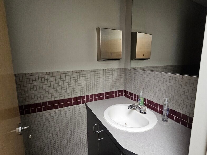 More Photos Of 202 E Main St, Huntington Medical For Lease